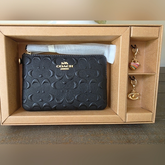 Coach Signature Leather Wristlet Gift Set With Heart And "C" Charms - New In Box - Picture 7 of 8